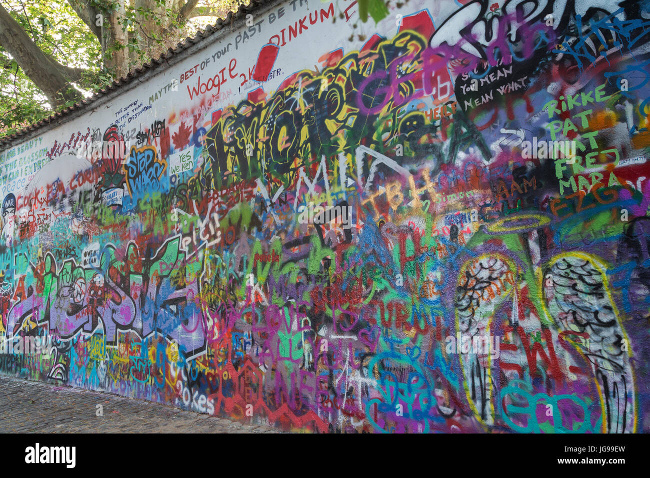 John-Lennon-Mauer in Prag, Tschechien. Es ist eine Wand mit Stücken von songtexte von Beatles Songs und John Lennon inspirierten Graffiti und Kunst. Stockfoto