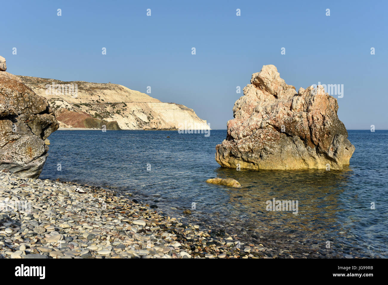 Aphrodite rock, der Geburtsort der Göttin Aphrodite im späten Nachmittag Lichter. Petra Tou Roumiu, Zypern Stockfoto