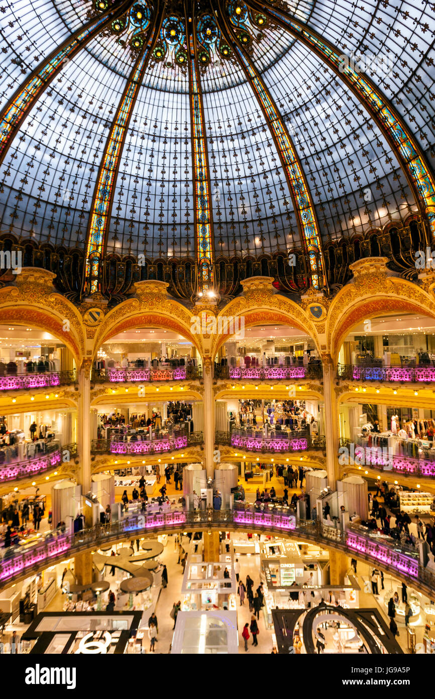 Galeries Lafayette Haussmann, gehobenen französischen Kaufhaus des Architekten Georges Chedanne und Ferdinand Chanut mit einer Kuppel aus Jugendstil, Paris Stockfoto