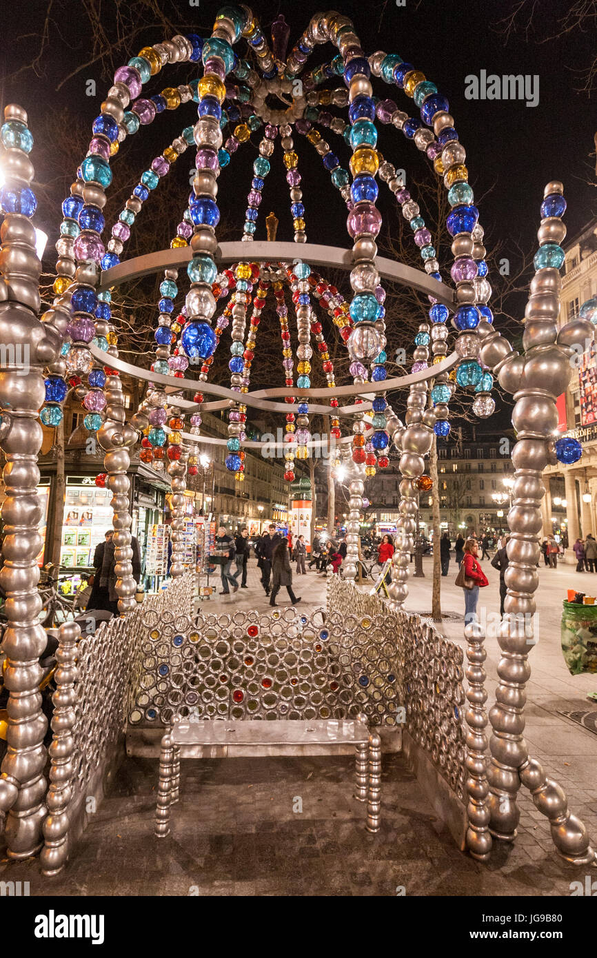 Rückseite des Palais Royal - Musée du Louvre, modernen Metro-Eingang von Jean-Michel Othoniel nachts, París, Francia Stockfoto