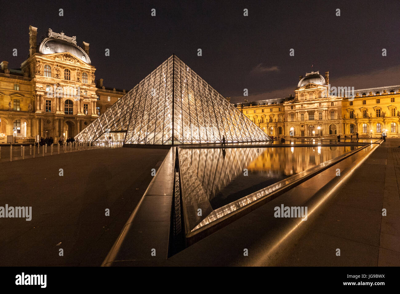 Louvre-Museum und Louvre Pyramide, Architekt I.M. Pei, in der Nacht, Paris, Frankreich Stockfoto
