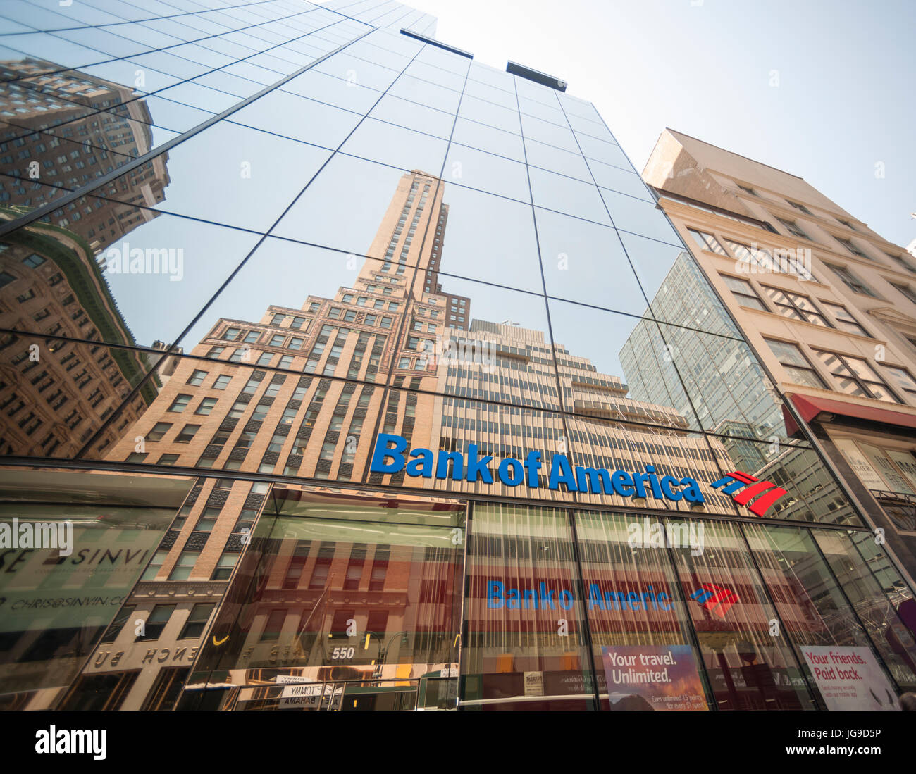 Eine Filiale der Bank of America in New York am Freitag, 30. Juni 2017. Berkshire Hathaway wird berichtet, dass seine Optionsscheine auf 700 Millionen Aktien der Bank of America, so dass es seine größten Aktionär kaufen ausüben werden. (© Richard B. Levine) Stockfoto
