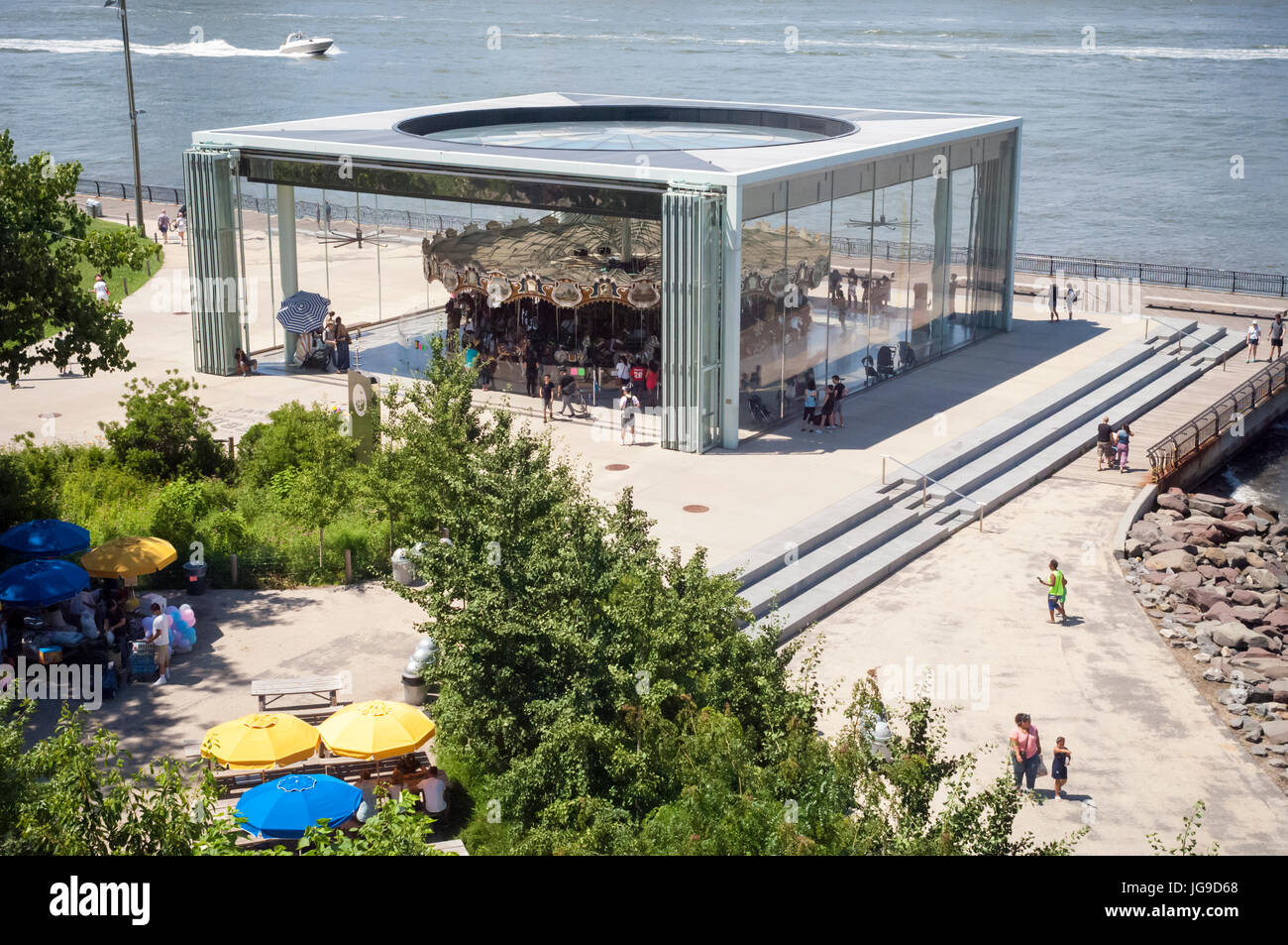 Brooklyn Bridge Park Besucher genießen Janes Karussell auf Sonntag, 2. Juli 2017.  Das historische Karussell wurde ursprünglich im Jahre 1922 und wurde von Jane Walentas, beginnend im Jahr 1984 mit der Absicht, womit es im Brooklyn Bridge Park restauriert. Der Pavillon Gehäuse das historische Karussell wurde von dem Architekten Jean Nouvel entworfen.  (© Richard B. Levine) Stockfoto