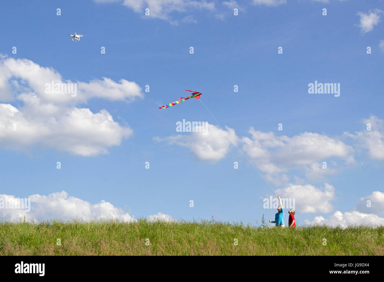 Mutter und Sohn fliegen Drachen, eine Drohne, die Dreharbeiten zu ihnen, Bleckede, Niedersachsen, Deutschland Stockfoto
