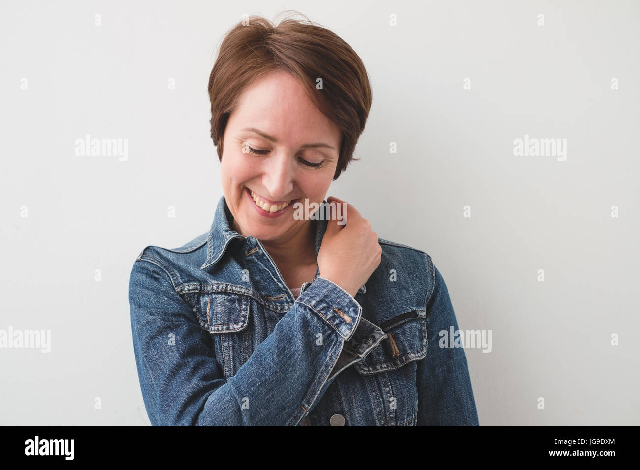 Porträt einer schönen Mitte adult lachende Frau hautnah Stockfoto