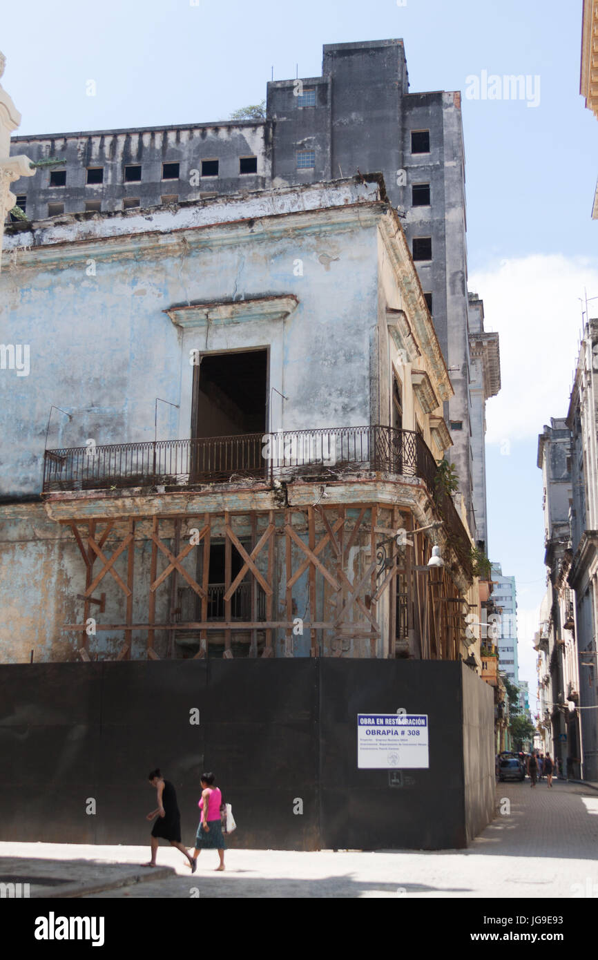 Altes Haus mit Holz Verbau auf dem Balkon. Havanna, Kuba Stockfoto