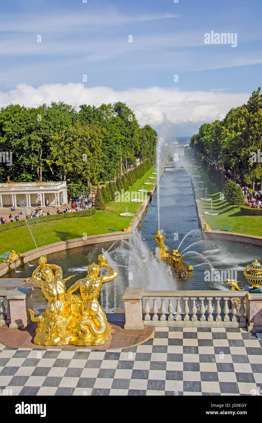 Peterhof Palast große Kaskade mit Brunnen und Gärten im Sommer in der Nähe von Sankt Petersburg, Russland Stockfoto