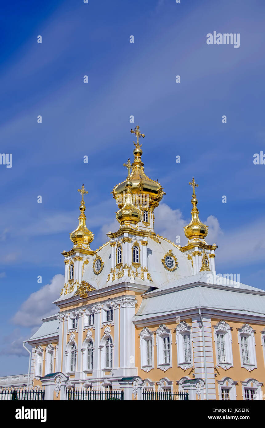 Peterhof Palast vergoldeten Kuppeln der Kirche im Grand Palace befindet sich in der Nähe von Sankt Petersburg, Russland Stockfoto
