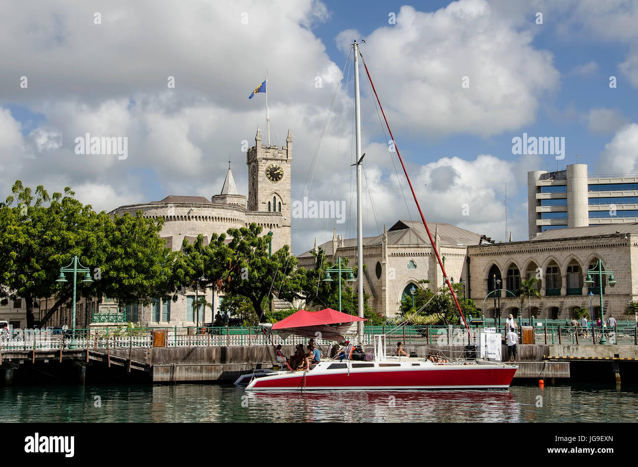 Marina mit roten Segelboot und Parlamentsgebäude im Hintergrund Bridgetown Barbados. Stockfoto