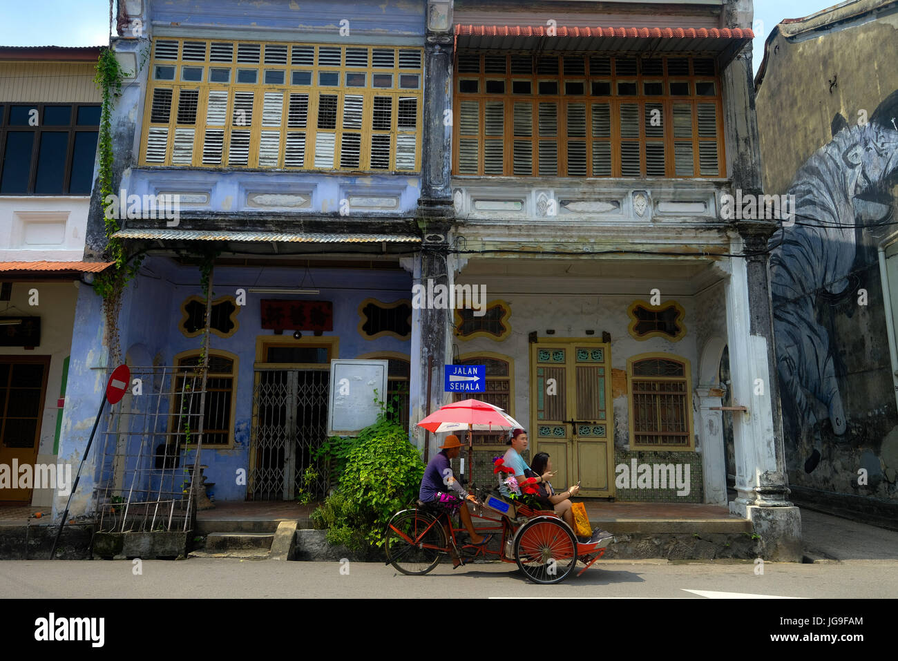 Touristen besichtigen Sie Cyclo-Fahrt in Georgetown, Penang, Malaysia Stockfoto