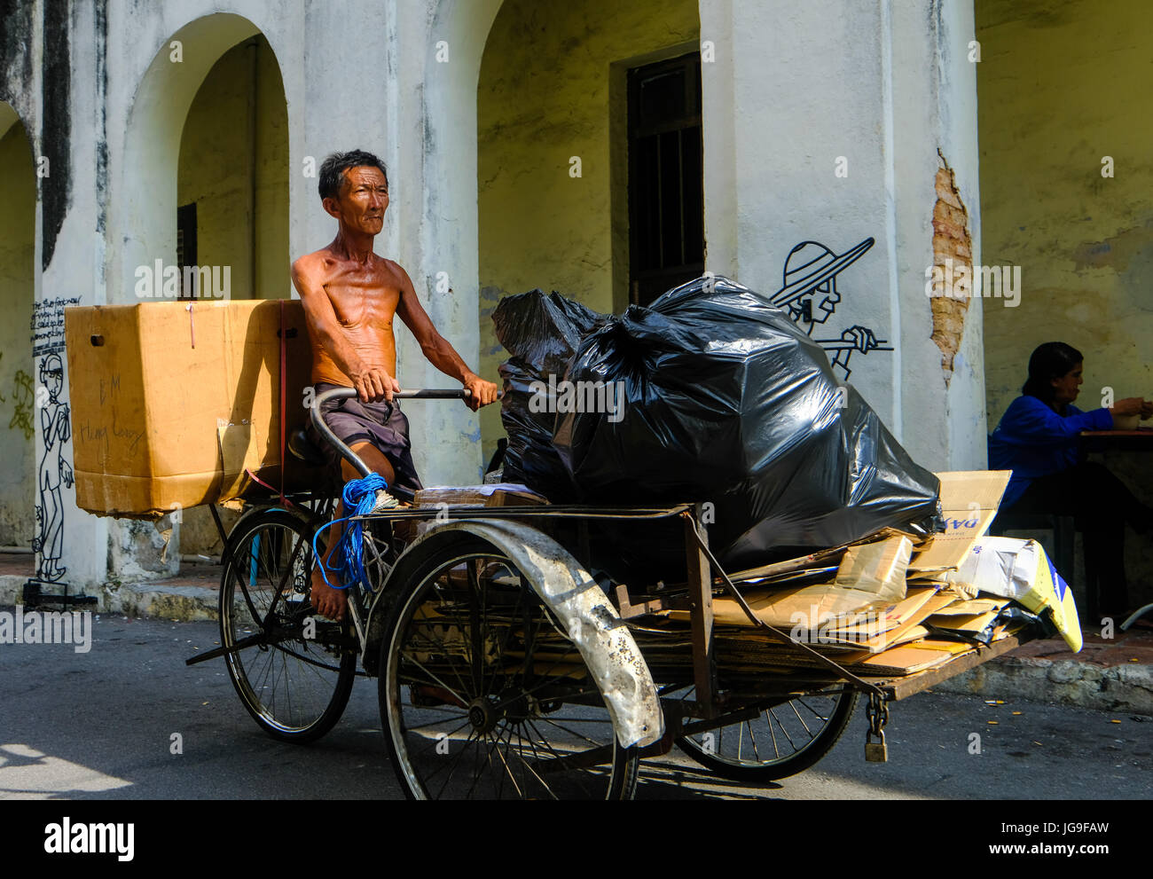 Ein chinesischer Mann sammelt erneut Punkte waren in Georgetown, Penang, Malaysia Stockfoto