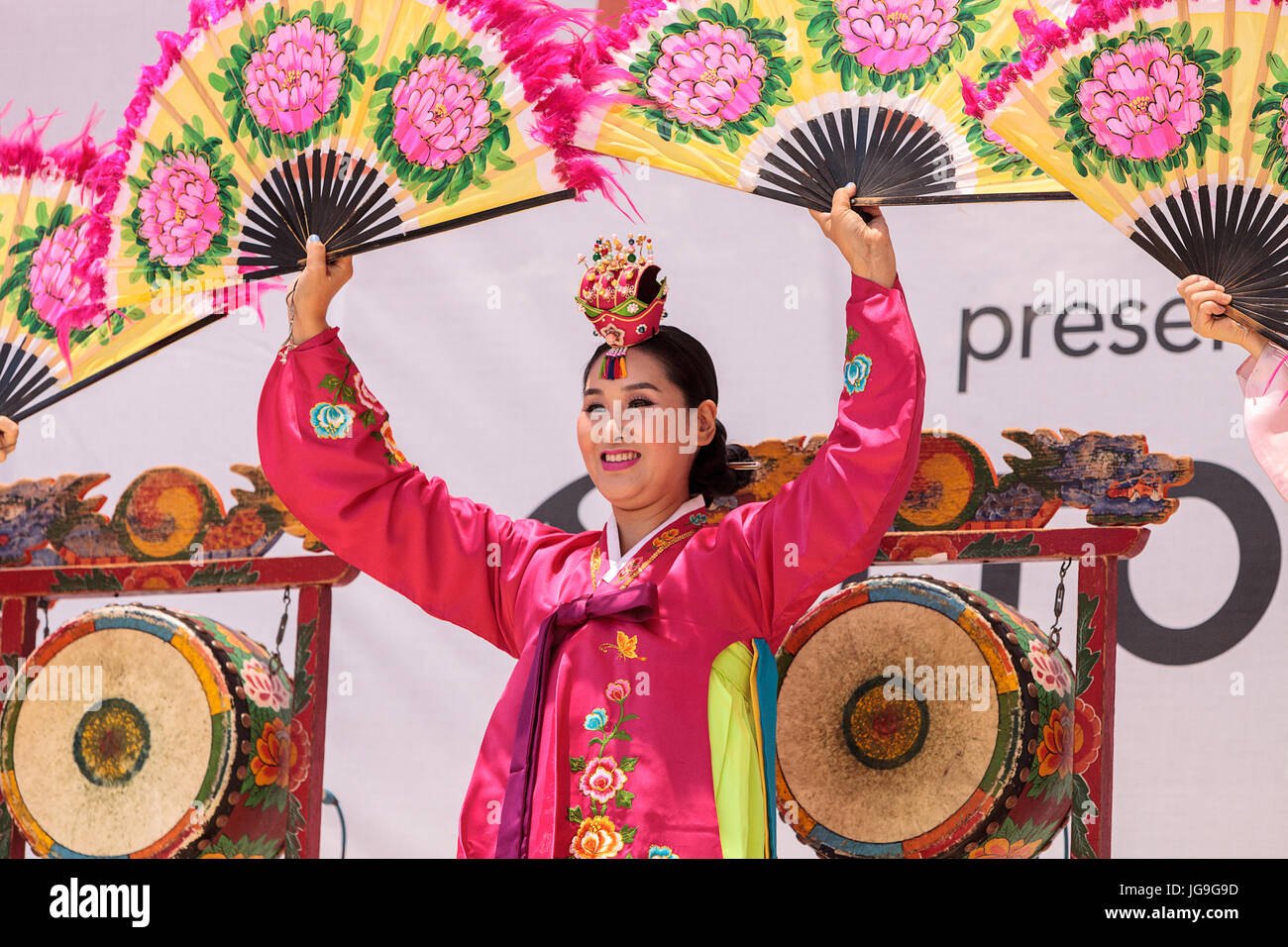 San Diego, CA, USA – 1. Juli 2017: Koreanischer Fächertanz im San Diego Zoo Safari Park durchgeführt. Editorial nur. Stockfoto San Diego, CA, USA – 1. Juli 2017: Koreanischer Fächertanz im San Diego Zoo Safari Park durchgeführt. Editorial nur. Stockfoto