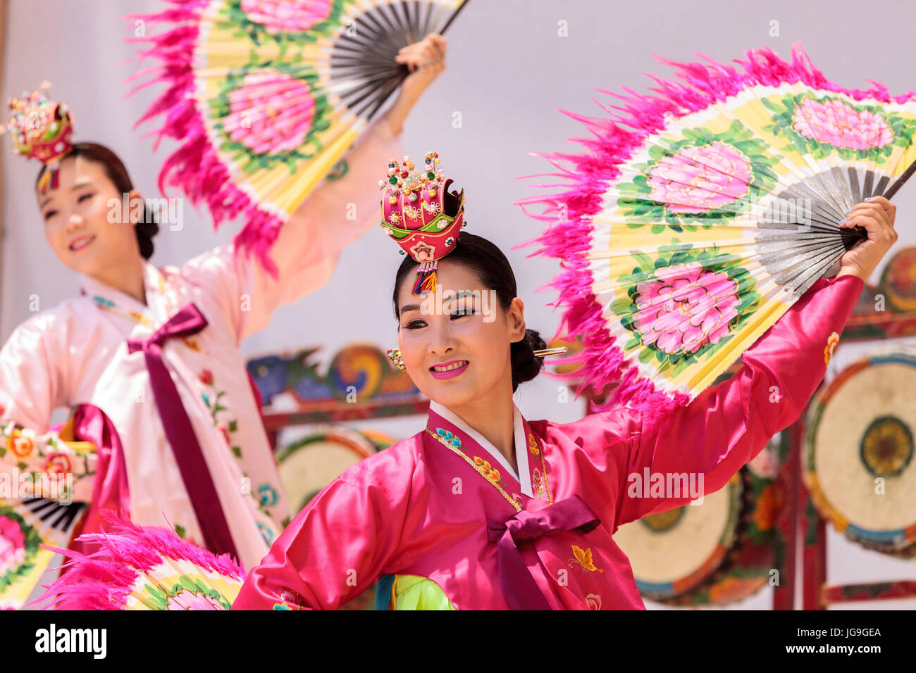 San Diego, CA, USA – 1. Juli 2017: Koreanischer Fächertanz im San Diego Zoo Safari Park durchgeführt. Editorial nur. Stockfoto San Diego, CA, USA – 1. Juli 2017: Koreanischer Fächertanz im San Diego Zoo Safari Park durchgeführt. Editorial nur. Stockfoto