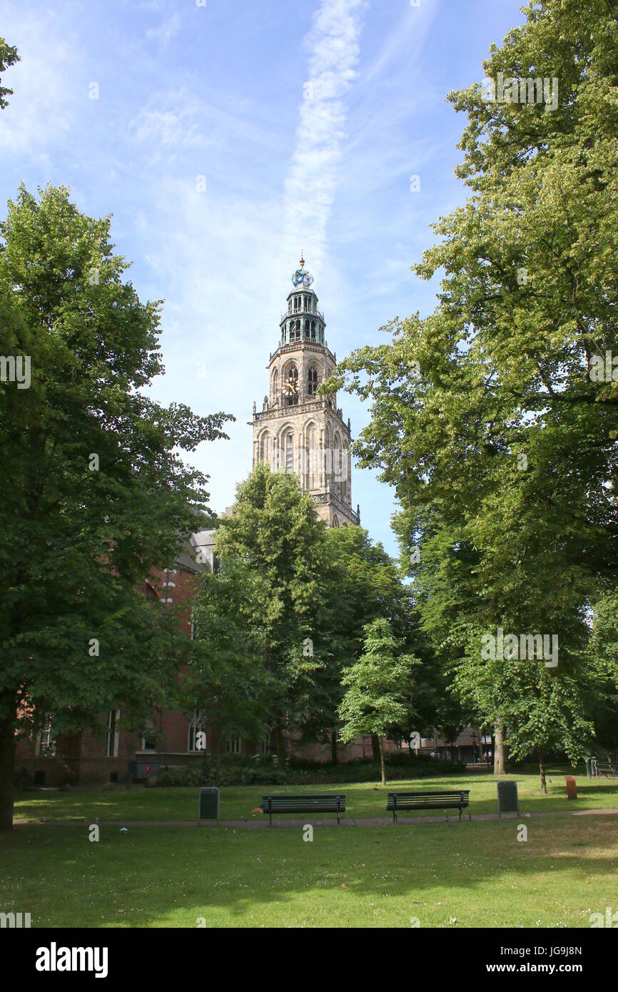 Kultige Martinitoren Turm gesehen von Martinikerkhof im Sommer, Zentrum von Groningen, The Netherlands. Stockfoto