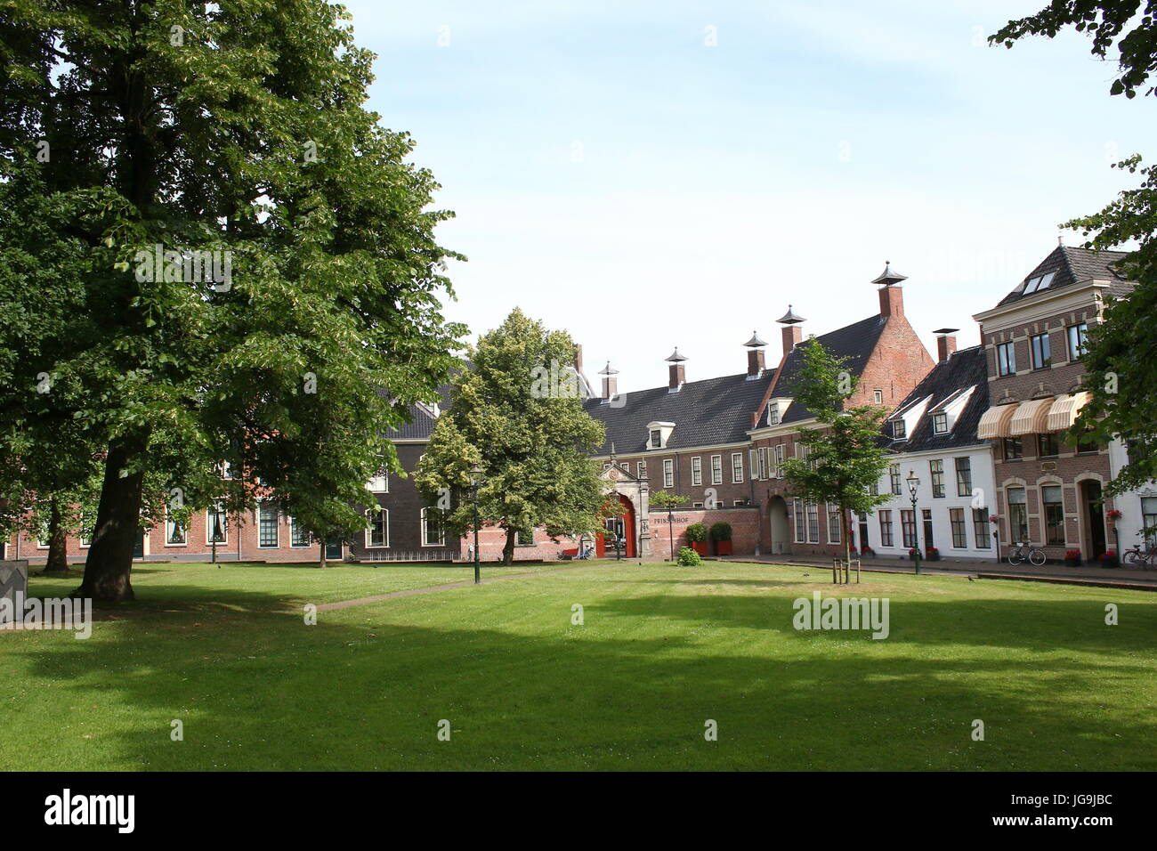 Martinikerhof Friedhof & Platz, zentrale Groningen, Niederlande im Sommer. Luxuriöses Hotel Prinsenhof Hintergrund. Stockfoto