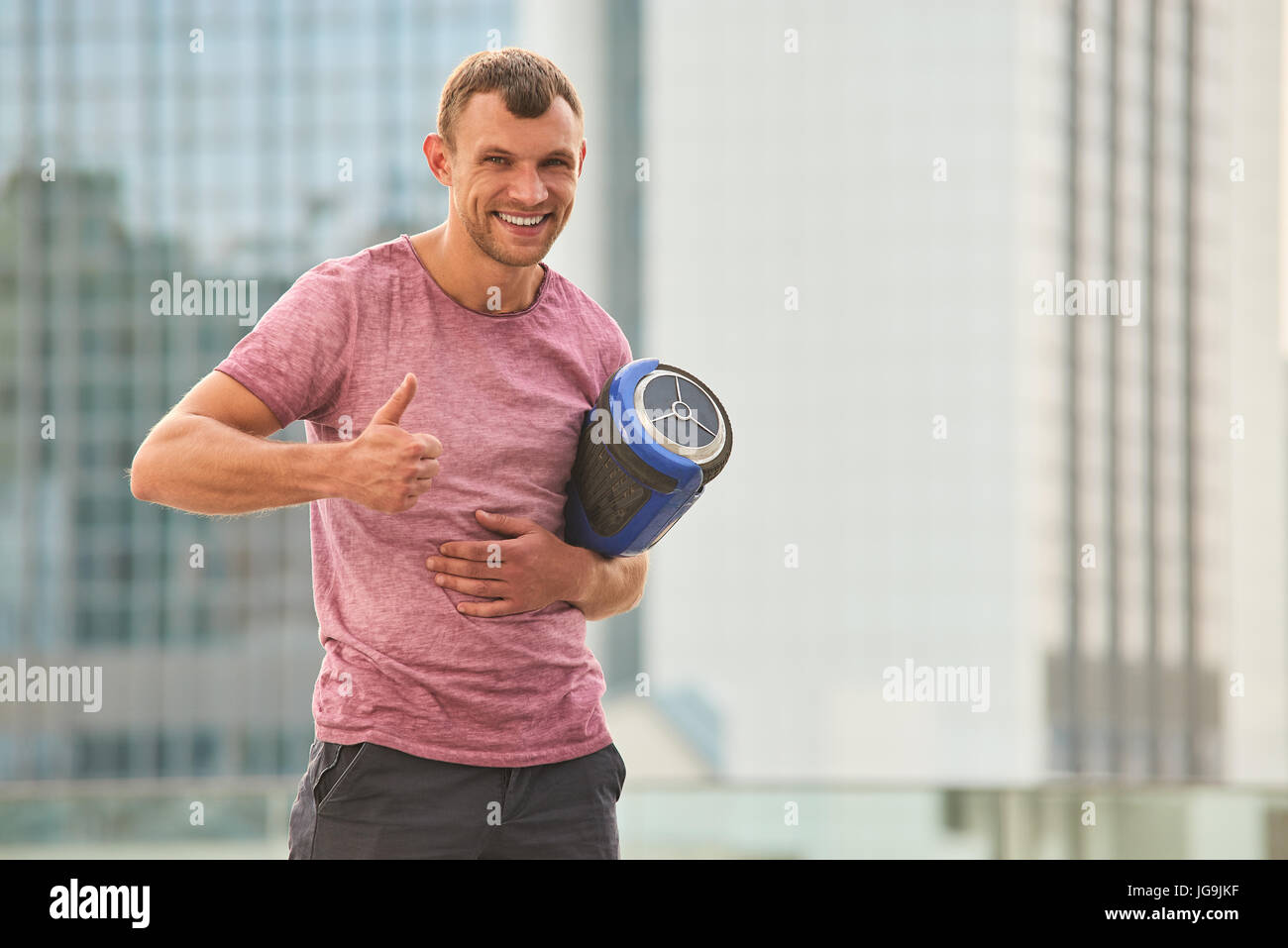 Glücklicher Mann Betrieb Gyroboard. Stockfoto