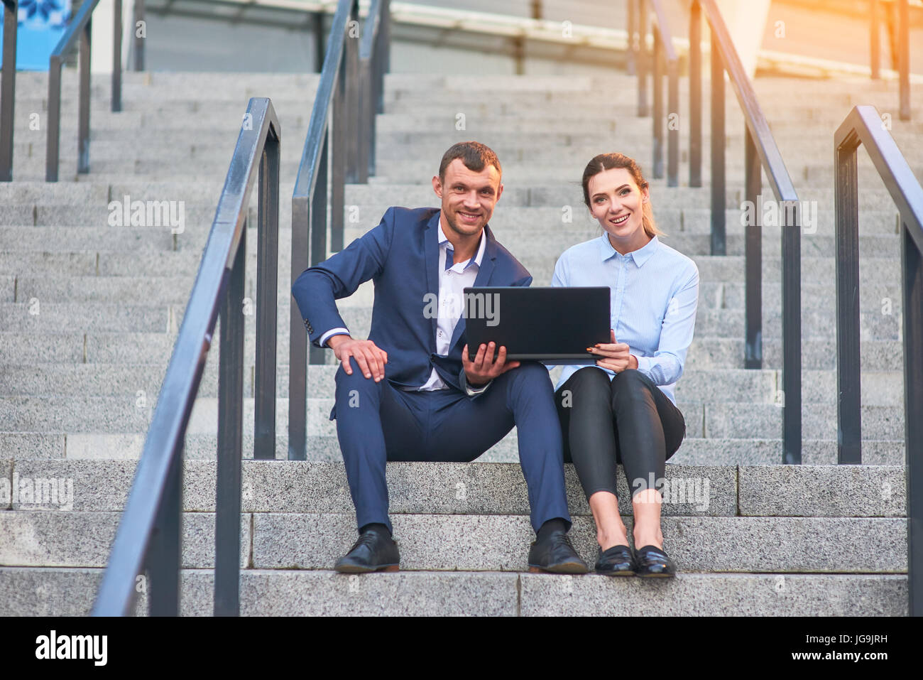 Glückliche Unternehmen paar mit Laptop. Stockfoto