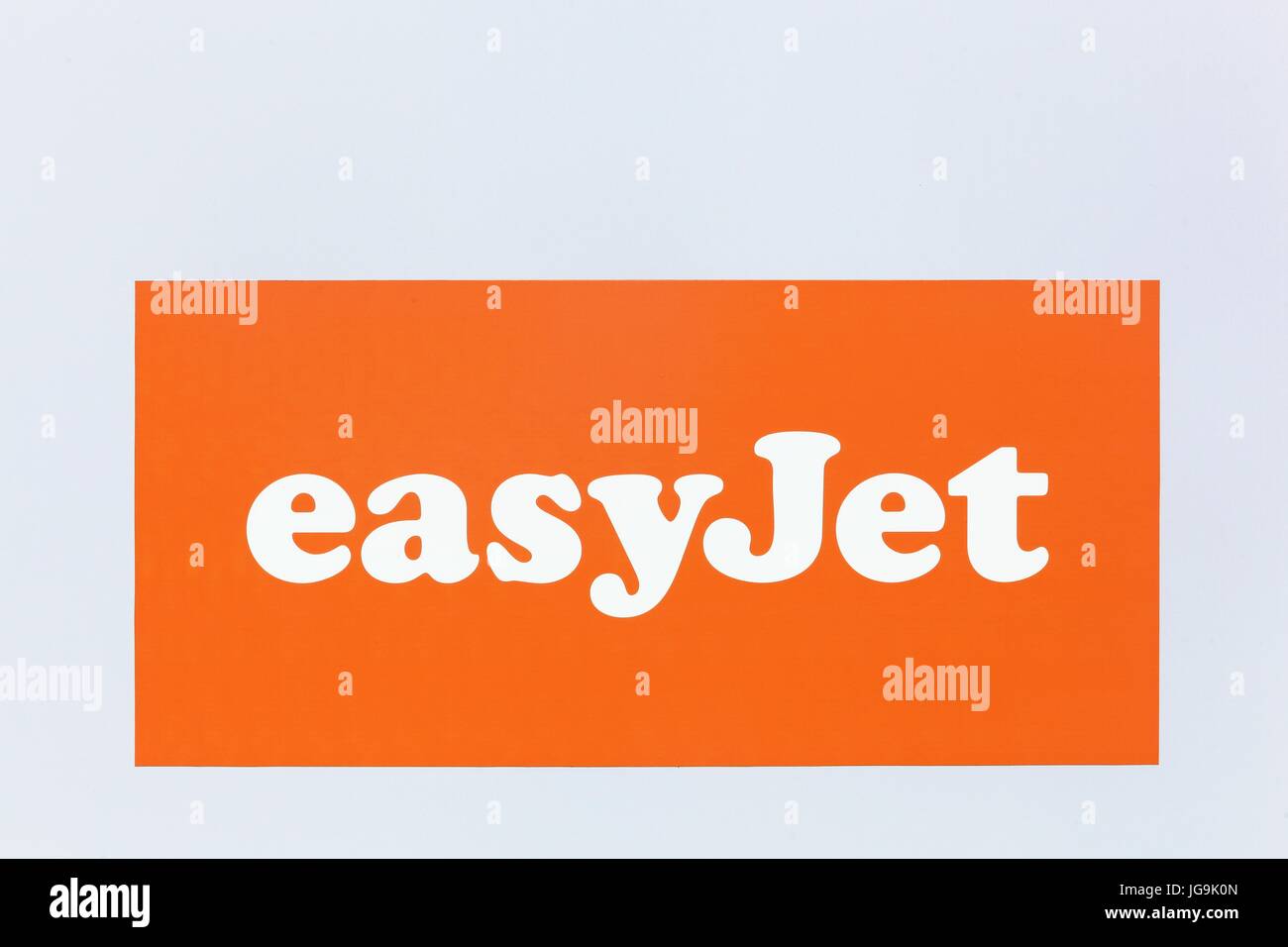Lyon, Frankreich - 27. Mai 2017: Easyjet-Logo an der Wand. EasyJet ist eine britische Fluggesellschaft unter dem Low-Cost-Carrier-Modell Stockfoto