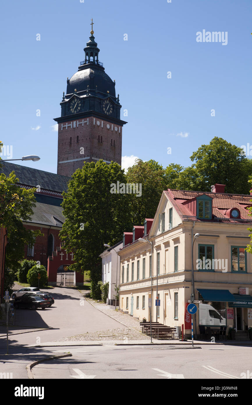 STRÄNGNÄS Södermanland Gebäude nach dem großen Stadtbrand 1871 und der Kathedrale von Kyrkberget Stockfoto