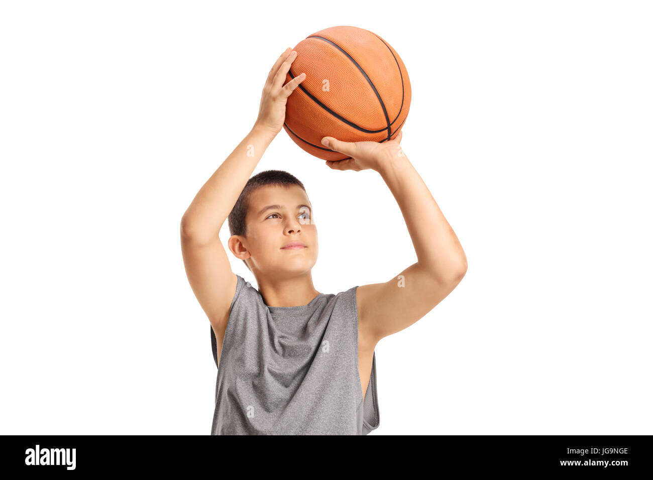 Junge werfen einen Basketball isoliert auf weißem Hintergrund Stockfoto