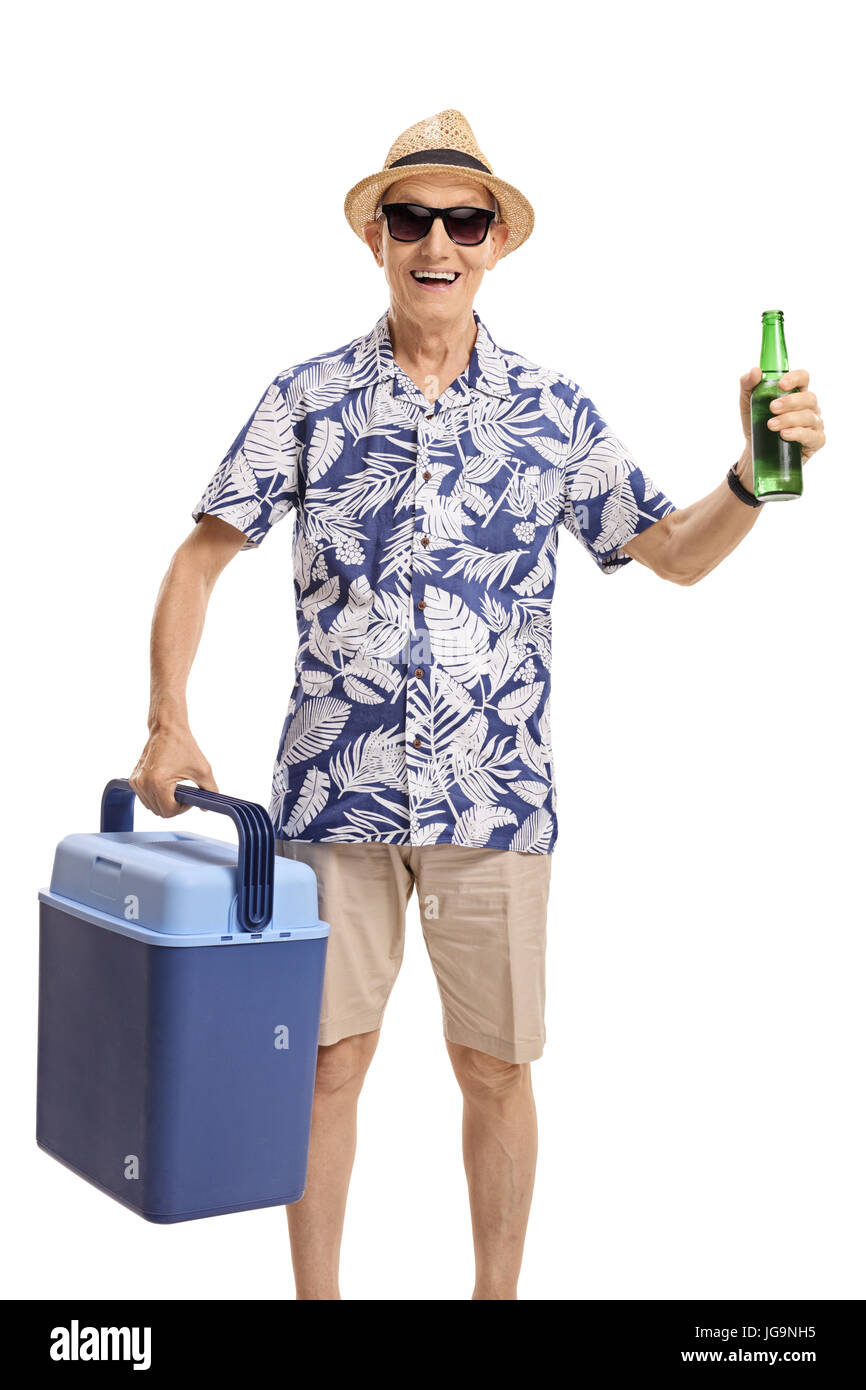 Ältere Touristen mit einer Kühlbox und eine Flasche Bier, die isoliert auf weißem Hintergrund Stockfoto