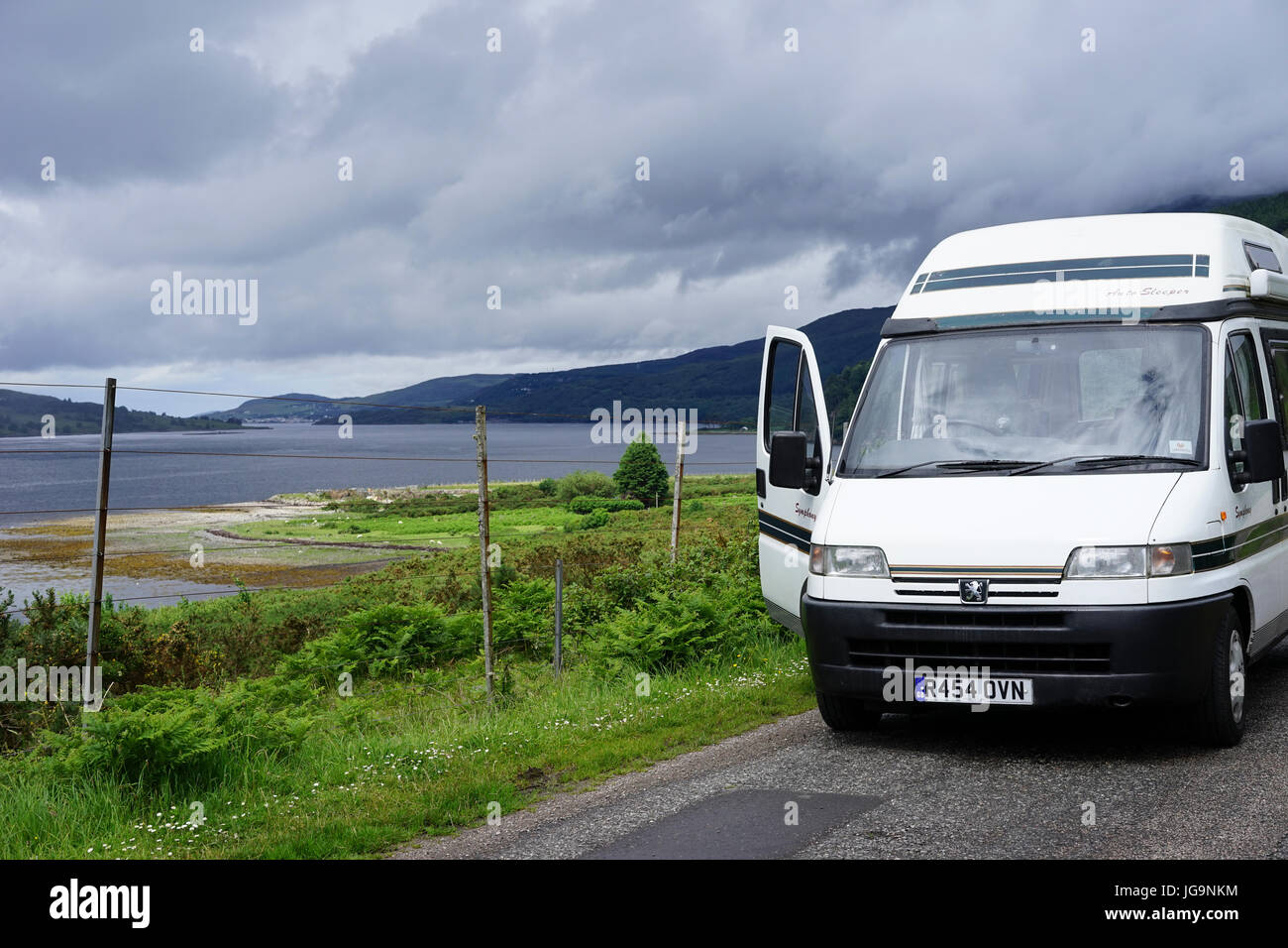 Wohnmobil geparkt in Layby mit Blick auf Loch Broom, Highland, Schottland, Großbritannien. Stockfoto