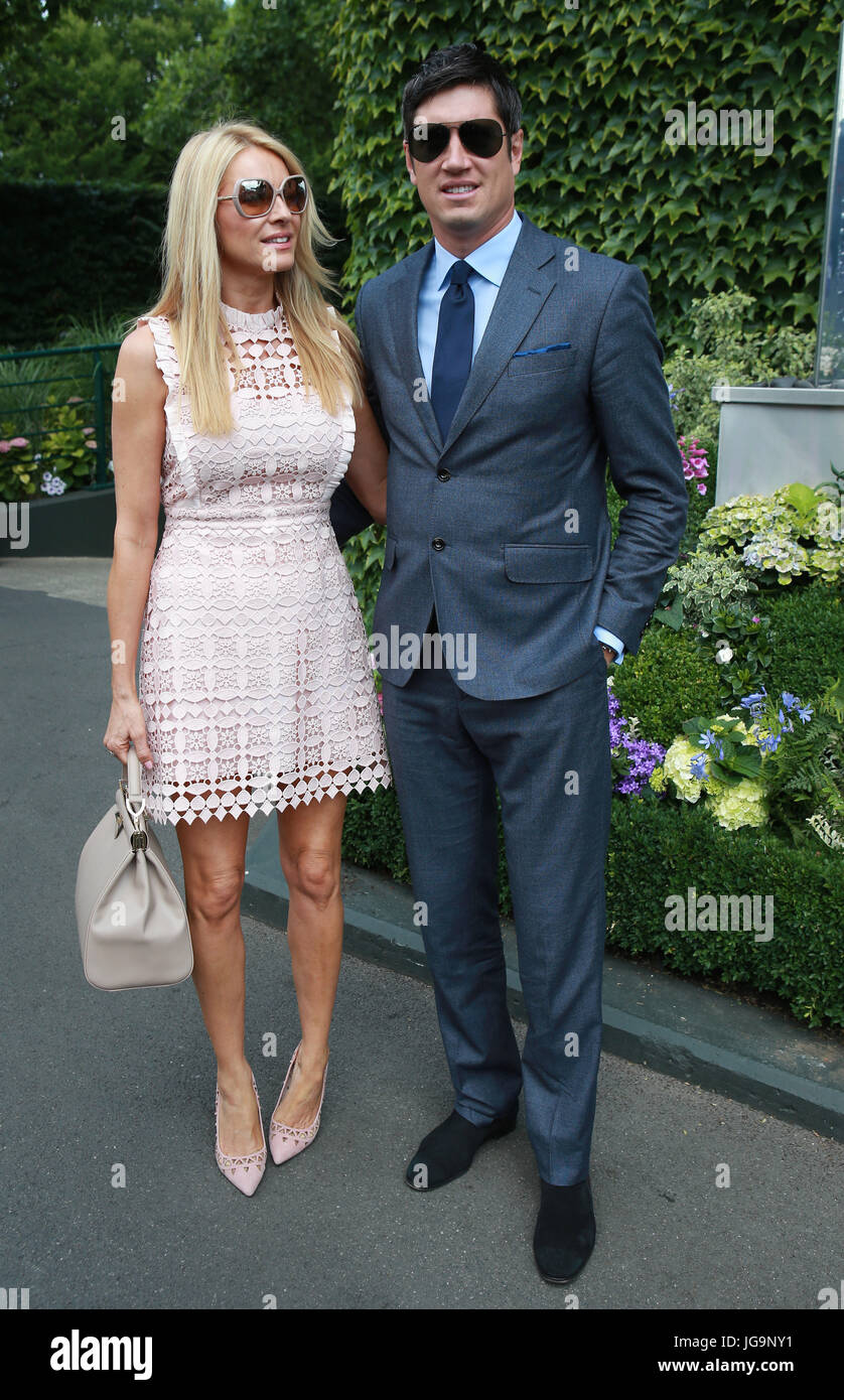 Vernon Kay und Tess Daly kommen am zweiten Tag der Wimbledon Championships bei den All England Lawn Tennis and Croquet Club, Wimbledon. Stockfoto