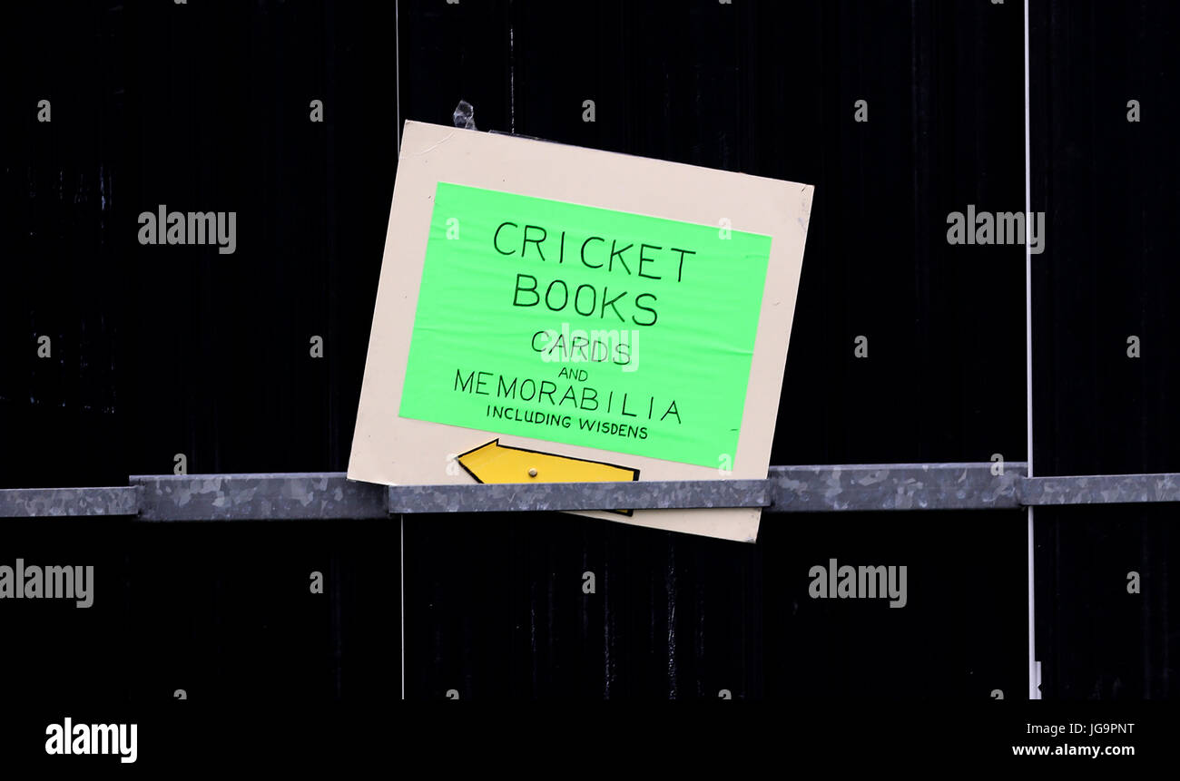 An der Rückseite eines Schaubildschirms ist ein Schild angebracht, das die Fans während des Spiels der Speccavers County Championship, Division One auf dem North Marine Road Ground, Scarborough, zum Bücherstand führt. DRÜCKEN SIE VERBANDSFOTO. Bilddatum: Dienstag, 4. Juli 2017. Siehe PA Geschichte CRICKET Yorkshire. Bildnachweis sollte lauten: Simon Cooper/PA Wire. Stockfoto