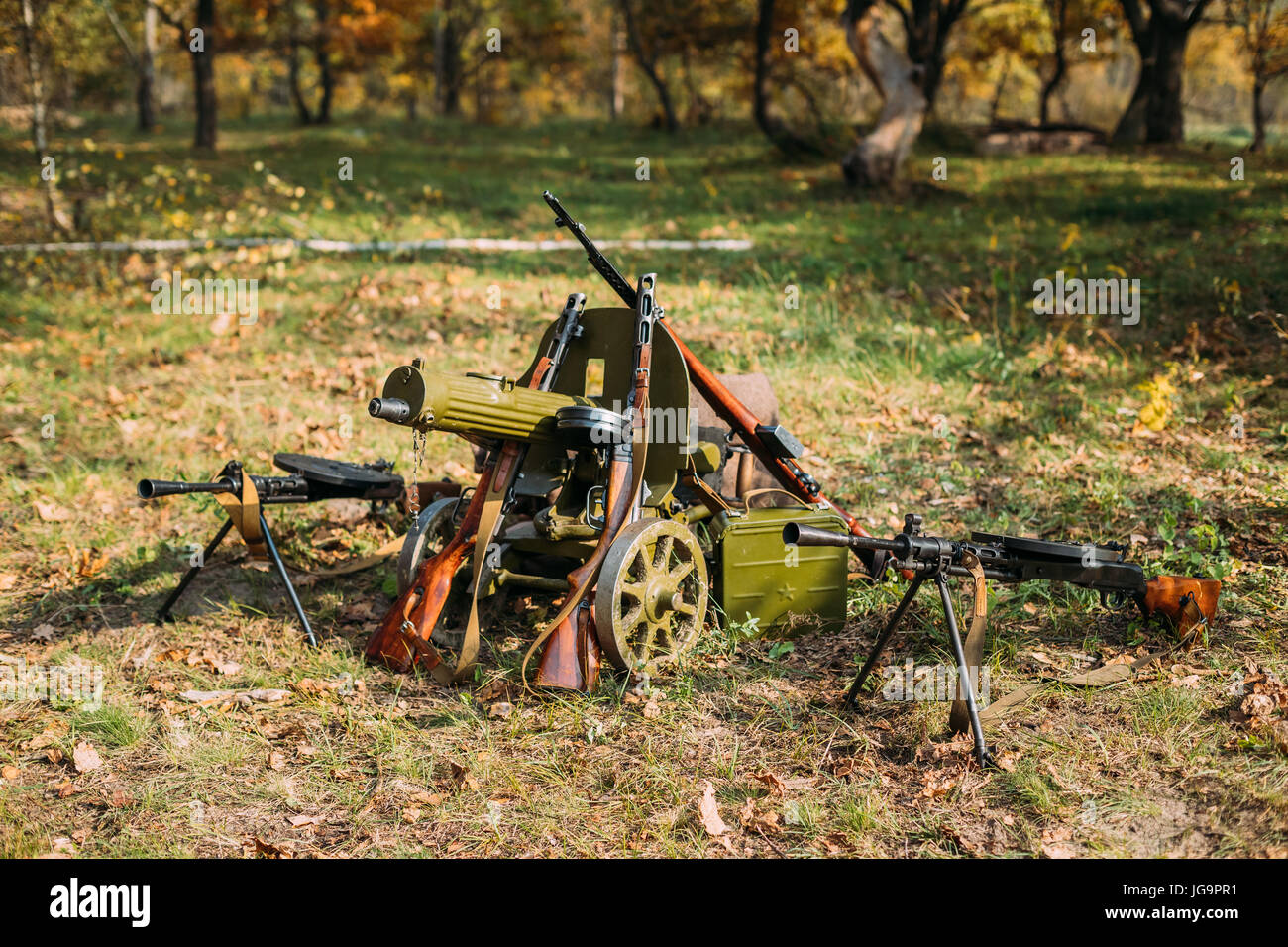 Sowjetische russische militärische Munition des zweiten Weltkriegs am Boden. Degtyaryov Maschinengewehr oder DP-28, Maxim-Maschinengewehr Modell 1910/30 auf einem fahrbaren Vladimi Stockfoto