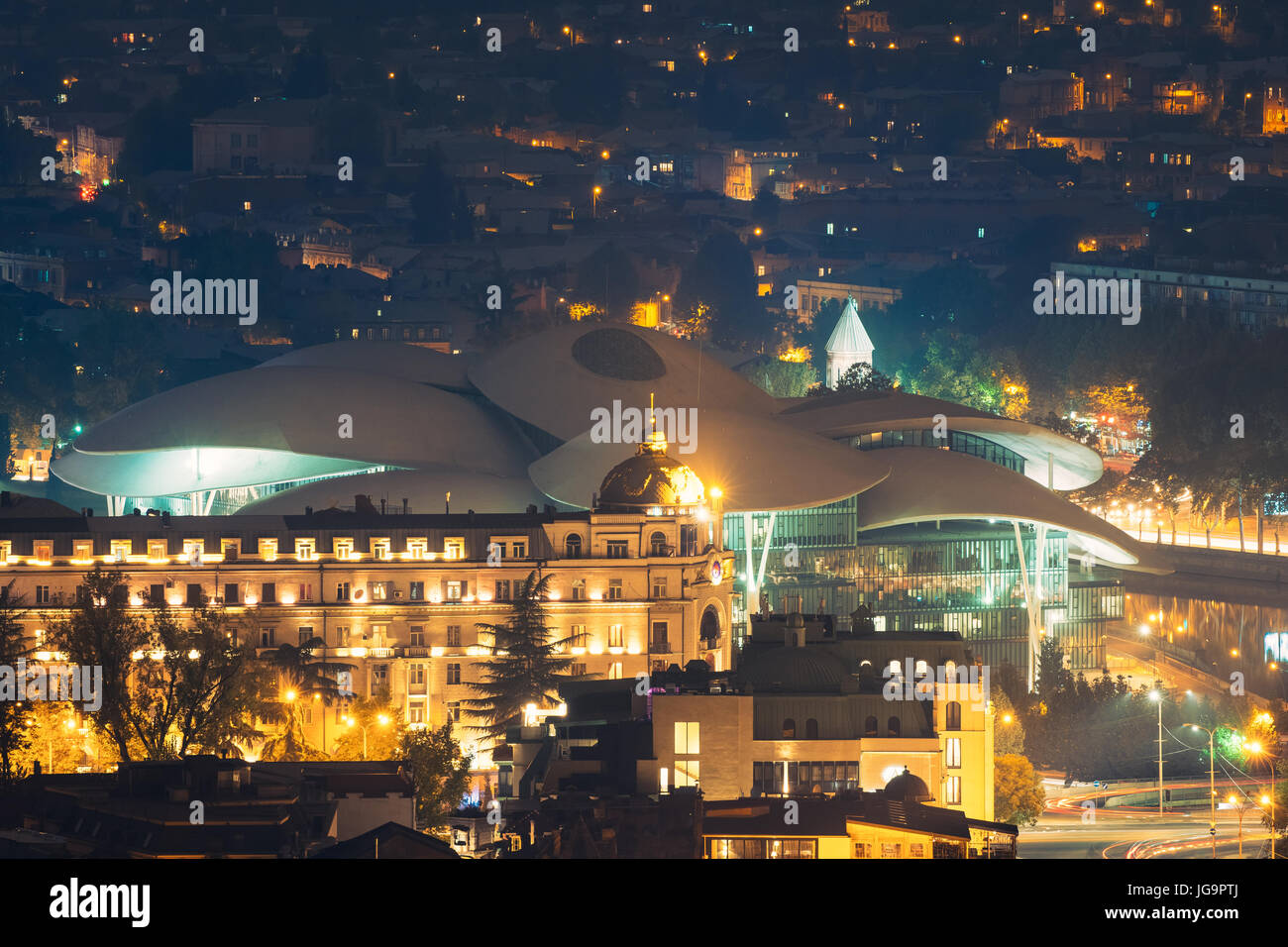 Tiflis (Tbilissi), Georgien. Am Abend malerische Luftaufnahme des Hauses der Gerechtigkeit, öffentlich-rechtlichen Halle das Fufuturistic Gebäude mit weißen bizarren Dach In helle Nacht ich Stockfoto