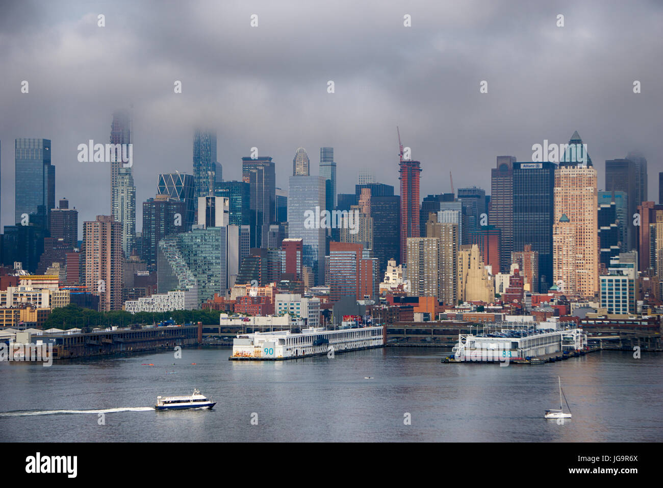 New York City Skyline und Pier Stockfoto