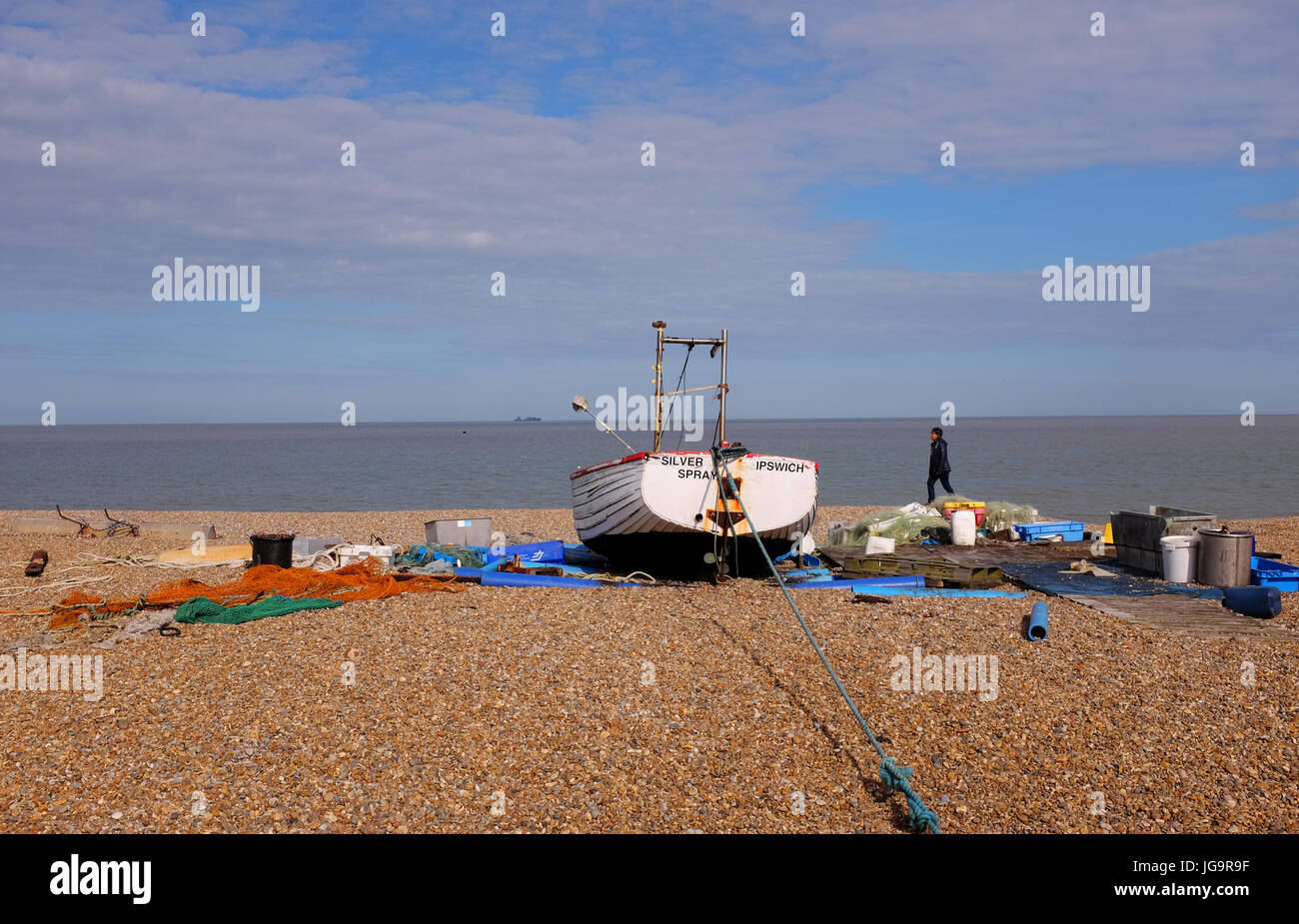 Aldeburgh Suffolk UK - Angelboote/Fischerboote und Hütten am Strand Stockfoto