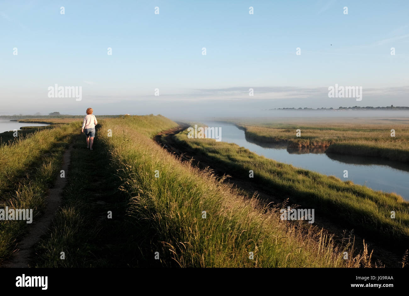 Aldeburgh Suffolk UK Juni 2017 - Misty Morning rund um den Fluss Alde und Mündung Foto von Simon Dack Stockfoto