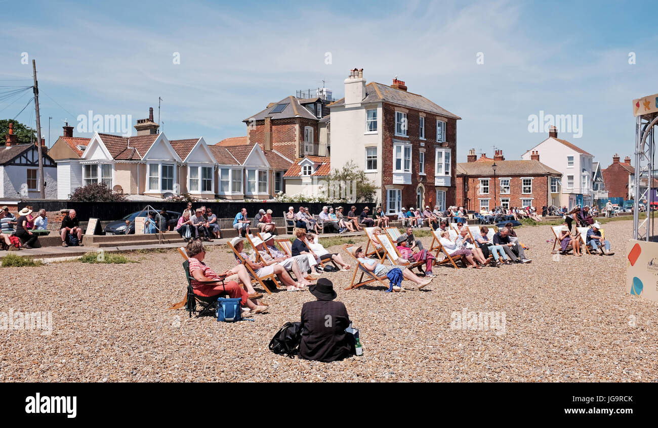 Aldeburgh Suffolk UK Juni 2017 - Menschen entspannen am Strand Foto von Simon Dack Stockfoto