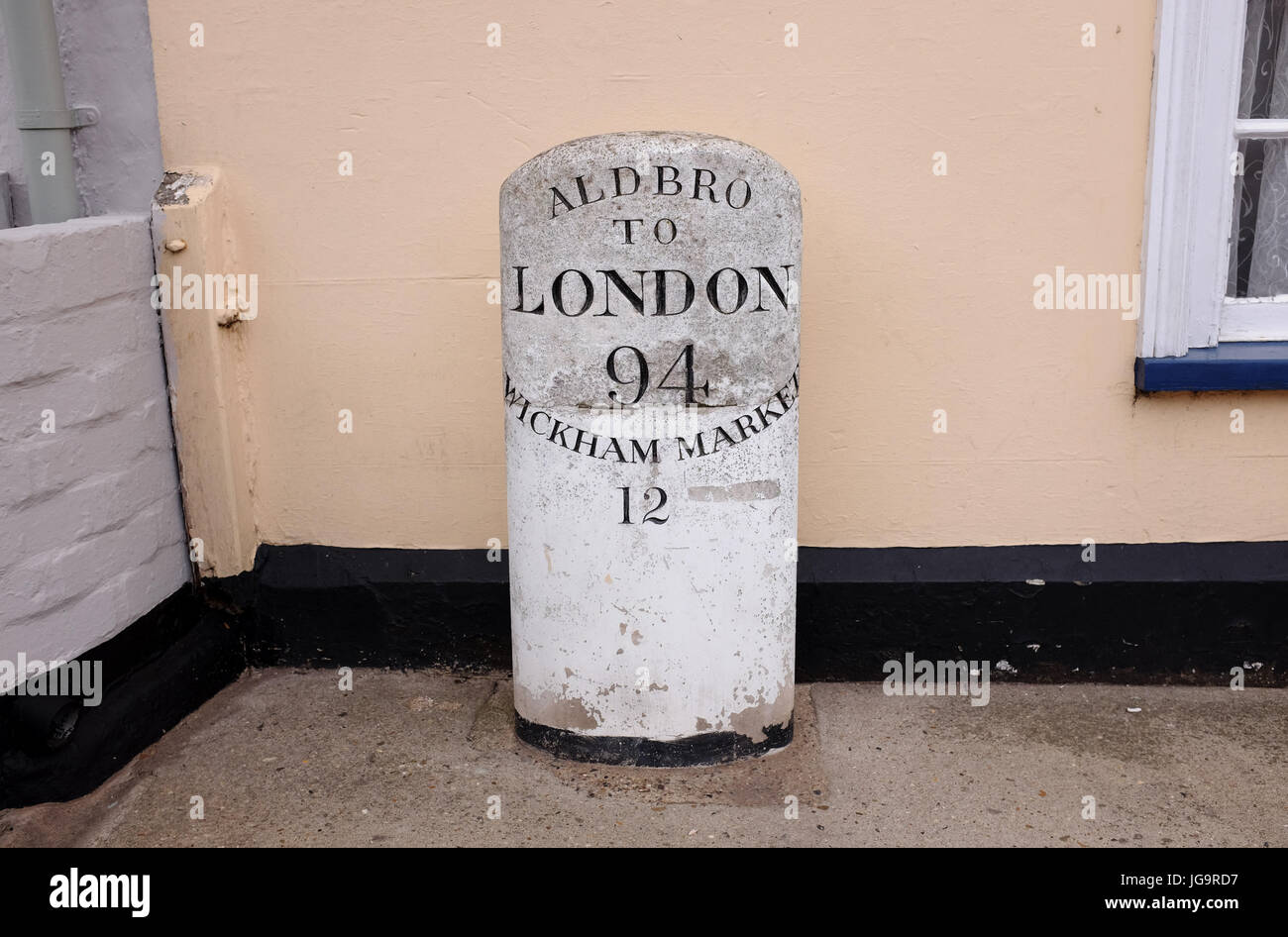 Aldeburgh Suffolk UK Juni 2017-94 Meilen nach London und 12 Meilen Wickham Markt Steinstraße Zeichen Stockfoto