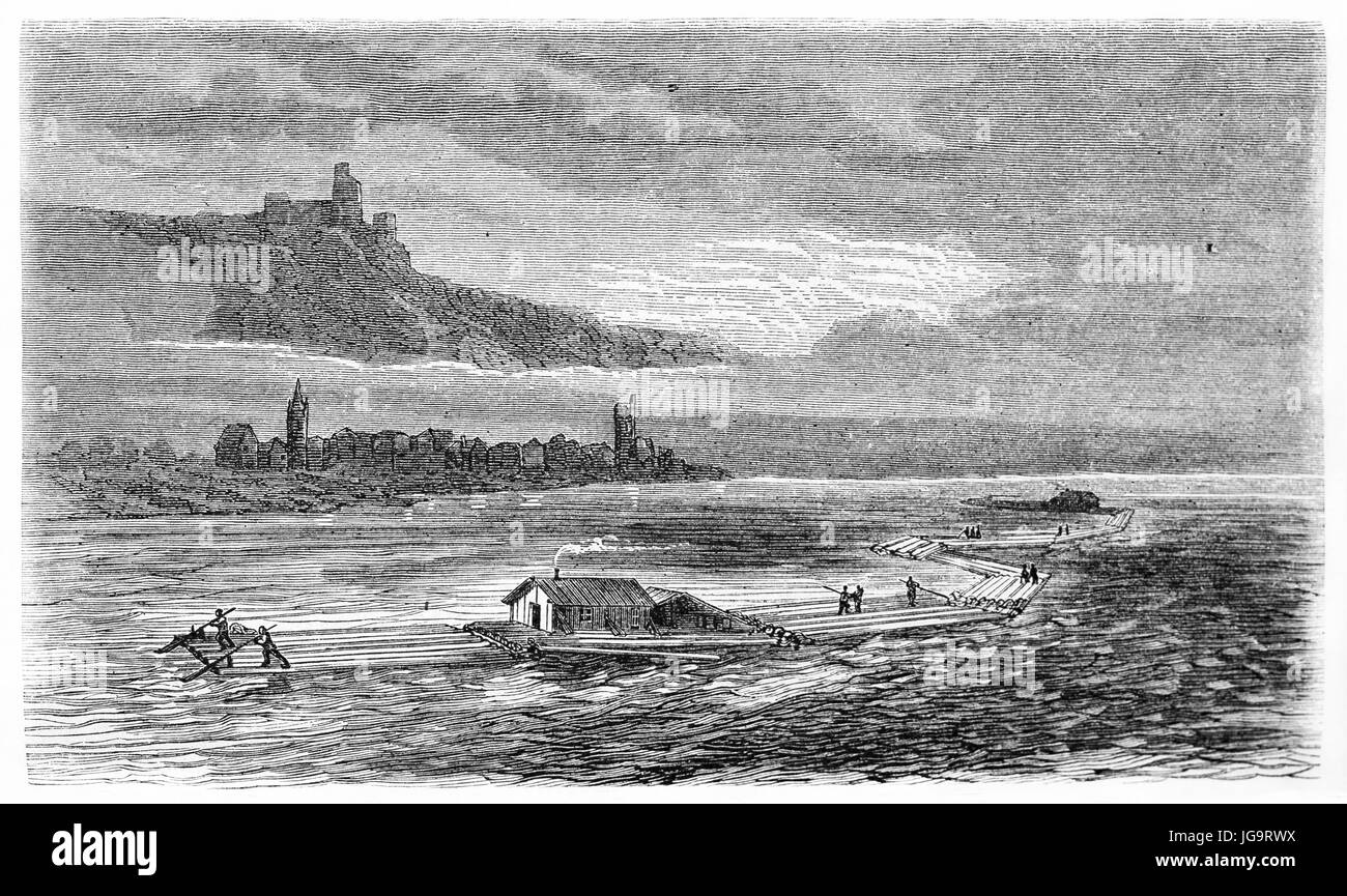 Flöße auf Rheinwasser und kleine Stadt weit in der Ferne auf Sonnenuntergang Kontext. Antiker Grauton Radierung Stil Kunst von Lancelot, veröffentlicht am 1861 Stockfoto