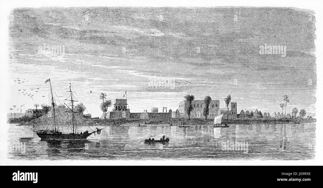 Horizontale Ansicht von Richard toll Fort, Senegal, weit auf einem Ufer reflektiert in ruhigem Wasser von Schiffen gesegelt. Kunst von De Béra 1861 Stockfoto
