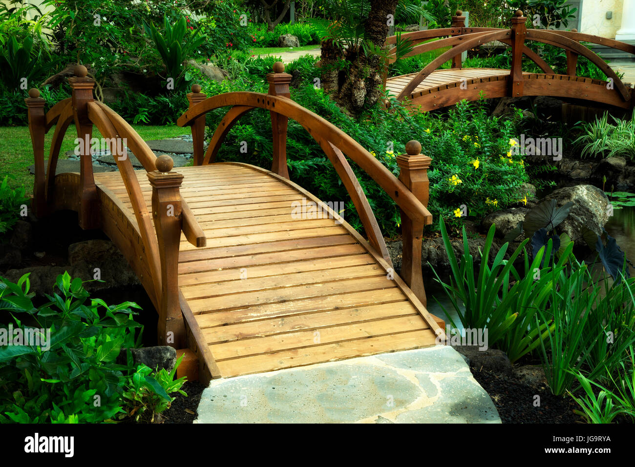 Brücke im Garten im Four Seasons Hotel. Ko Olina, Oahu, Hawaii
