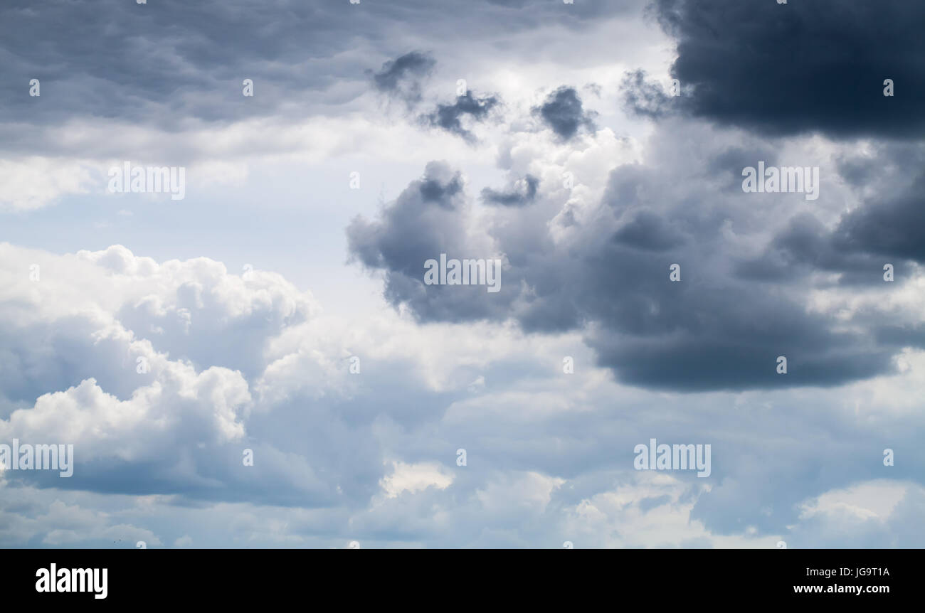 Dunkler Himmel mit stürmischen Wolken, natürliche Hintergrundtextur Foto Stockfoto