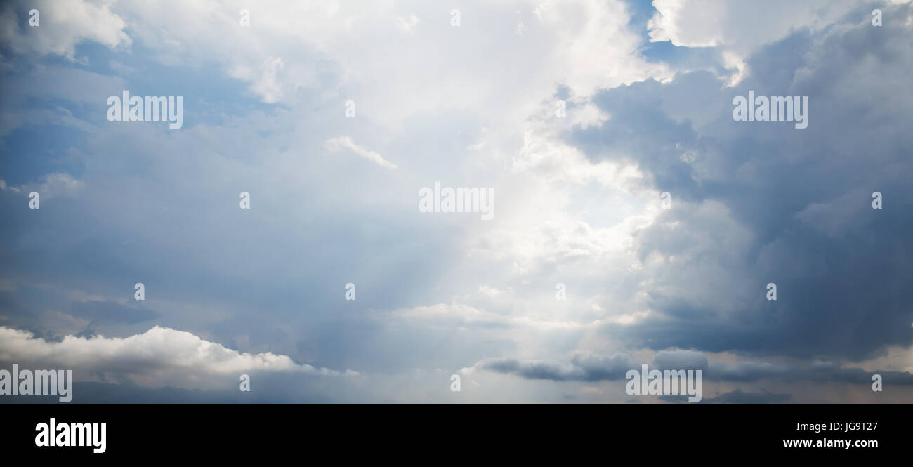 Dunkler Himmel mit blauen stürmischen Wolken, natürliche Hintergrundtextur Foto Stockfoto