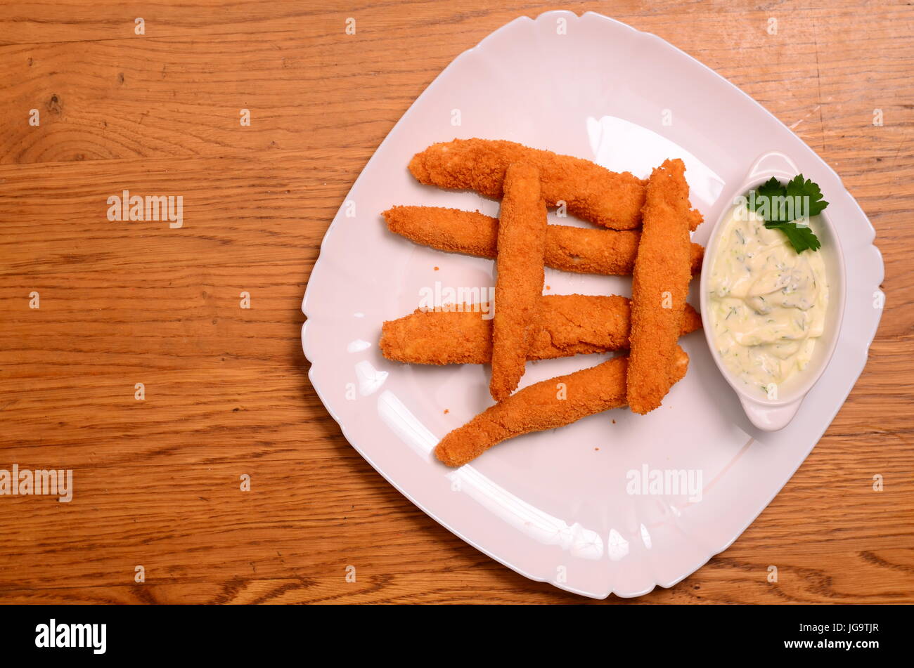 Hausgemachte gebratener Mozzarella Sticks mit Marinara Sauce. Stockfoto