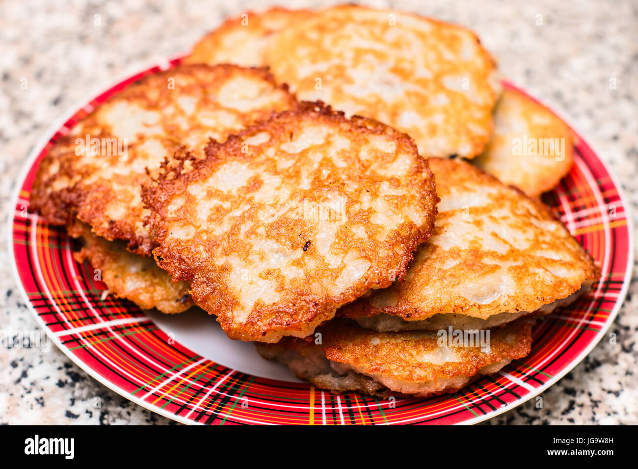 Weißrussische Küche: Kartoffel Fleischpasteten Stockfoto