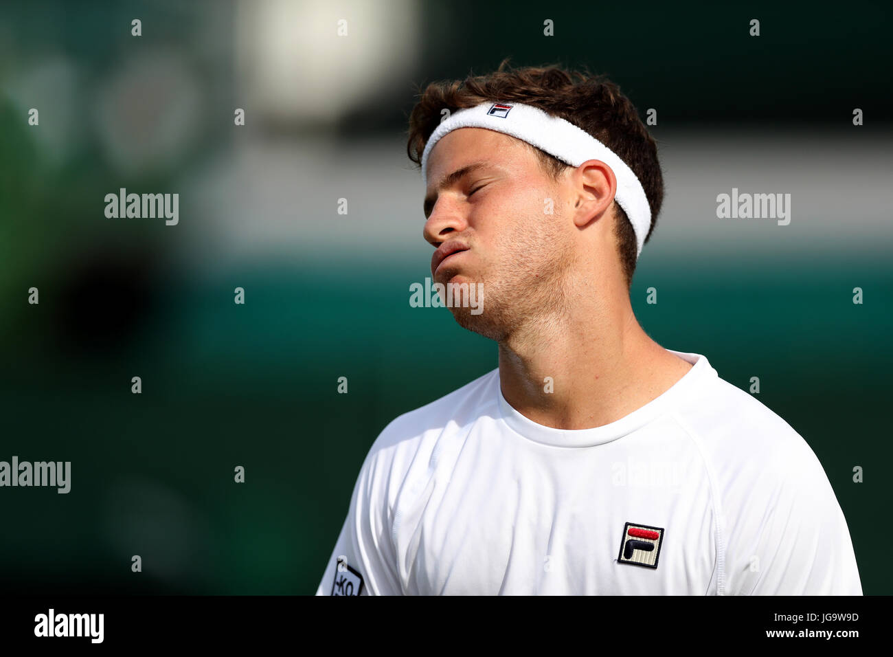 Diego Schwartzman in Aktion gegen Grigor Dimitrov am zweiten Tag der Wimbledon Championships in The All England Lawn Tennis and Croquet Club, Wimbledon. Stockfoto