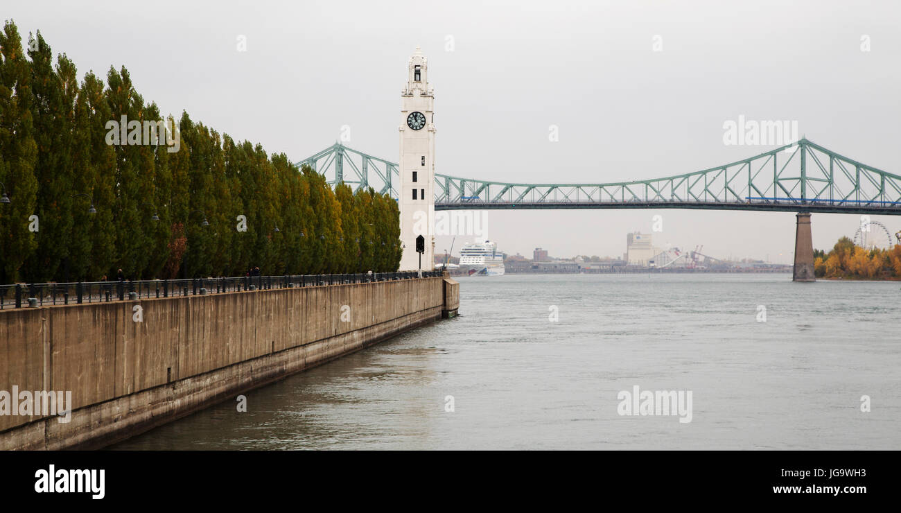 Säumen die Quai de l ' Horloge durch den St. Lawrence River in Montreal, Kanada. Einheimische wissen der Uhrturm als die Tour de l ' Horloge. Stockfoto
