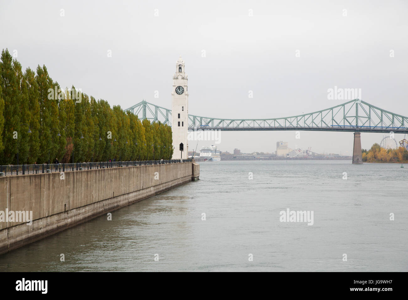 Säumen die Quai de l ' Horloge durch den St. Lawrence River in Montreal, Kanada. Einheimische wissen der Uhrturm als die Tour de l ' Horloge. Stockfoto