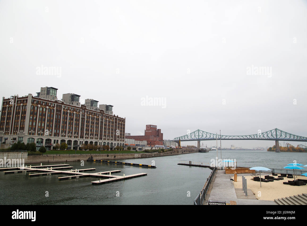 Der Molson Brauerei in Montreal, Kanada. Die Pont Jacques-Cartier (Jacques Cartier Brücke) überquert den St. Lorenz Strom. Stockfoto