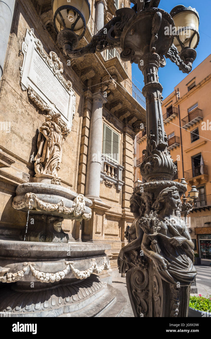 Barocke Eleganz auf dem Quattro Cante Kreuzung am Corso Vittorio Emanuele und Via Maqueda, zentrale Palermo, Sizilien, Italien. Stockfoto