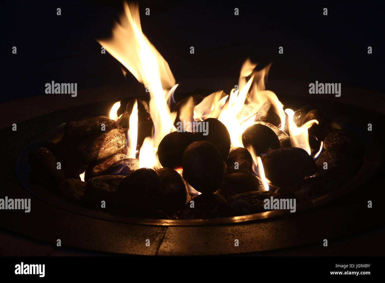 Glühende Feuerstelle am Abend Stockfoto