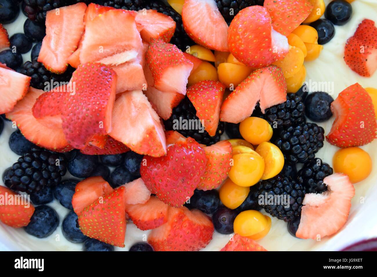 Obstsalat mit frischem und gesundem Obst und veganem Joghurt Stockfoto