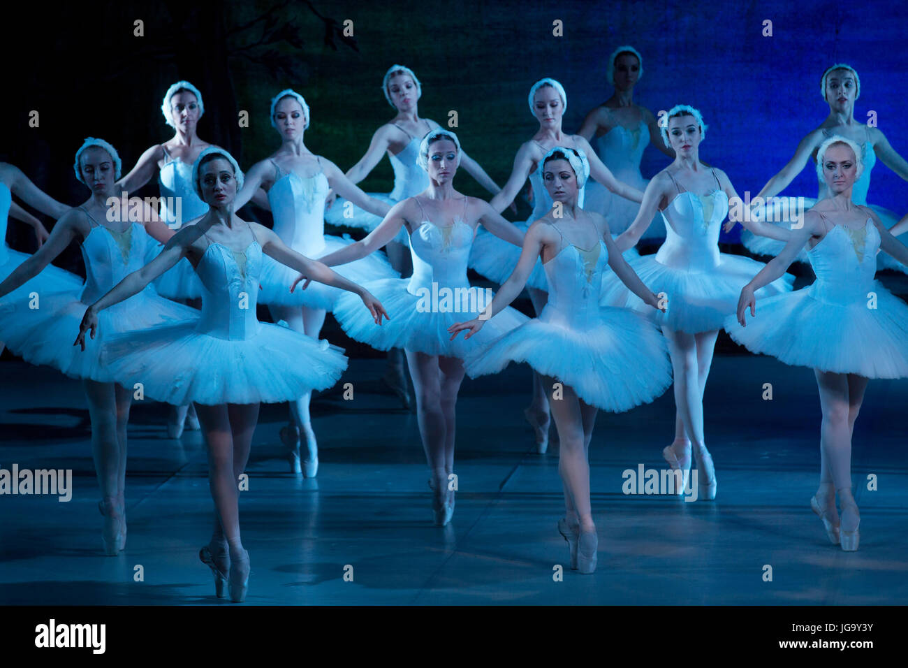 Szene aus dem Ballett "Schwanensee" von der Theatergruppe Woronesch Oper  und Ballett auf die Bühne in Moskau, Russland Stockfotografie - Alamy